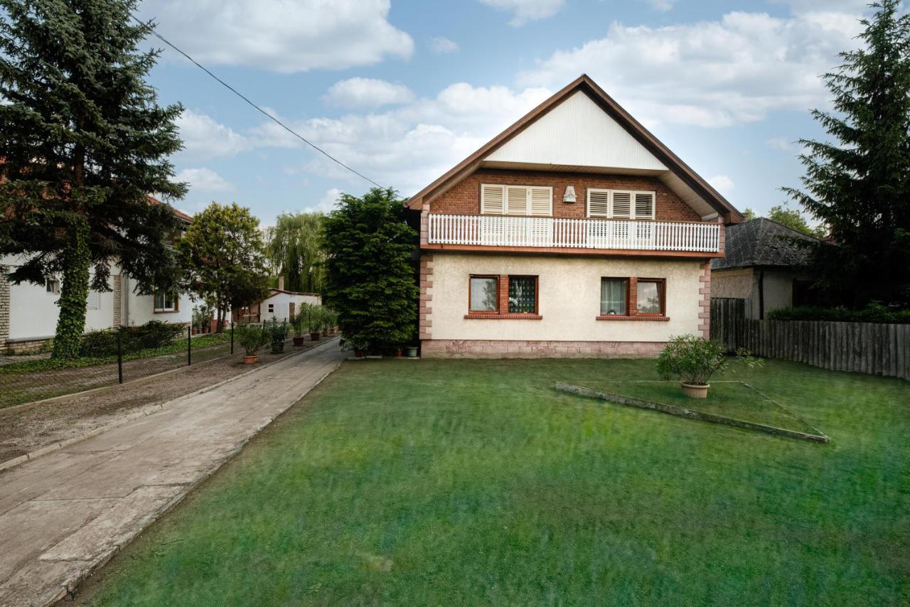 Vadkacsa Apartmanhaz Medencevel Замарді Екстер'єр фото