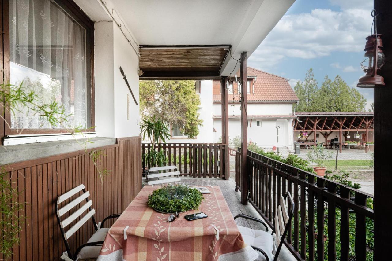 Vadkacsa Apartmanhaz Medencevel Замарді Екстер'єр фото